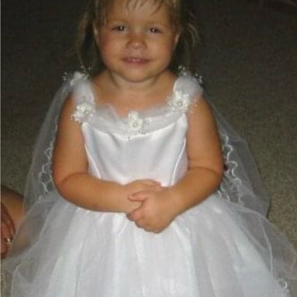 🟢 3 for $15 - FLOWER GIRL White chiffon dress with crinolines. Size 5T - Picture 3 of 8